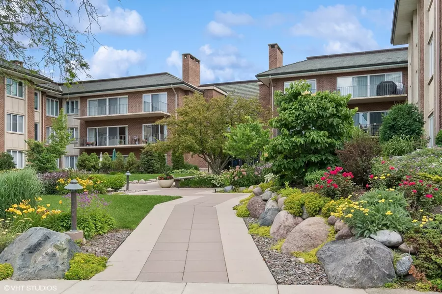 6 Oak Brook Club DR #K202, Oak Brook, IL 60523