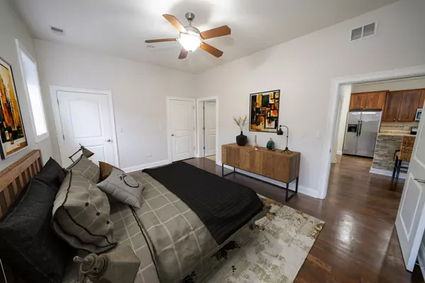 Chicago, IL 60618,4141 N KEDZIE AVE #201