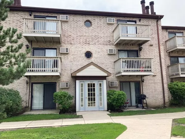Palatine, IL 60067,442 E OSAGE LN #3A
