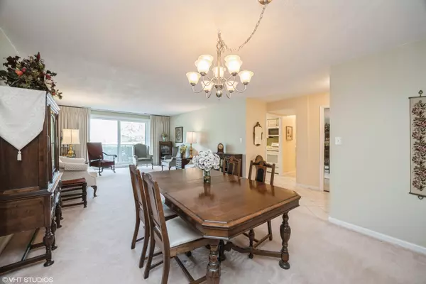 Willowbrook, IL 60527,601 Lake Hinsdale DR #104