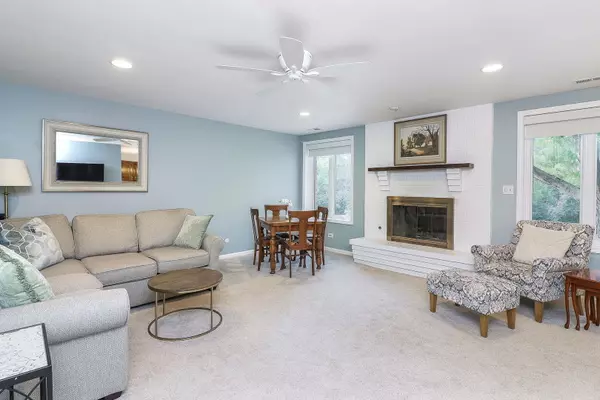 Willowbrook, IL 60527,601 Lake Hinsdale DR #209