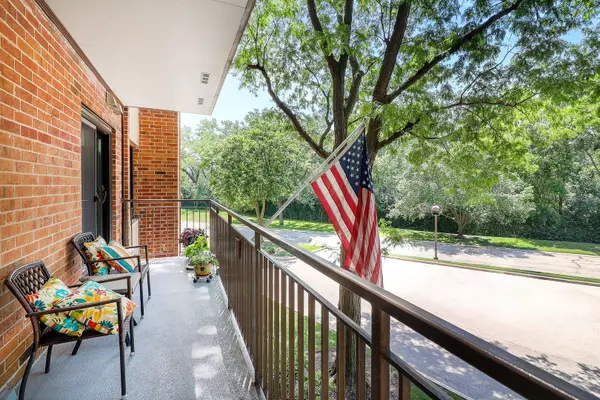 Willowbrook, IL 60527,601 Lake Hinsdale DR #209