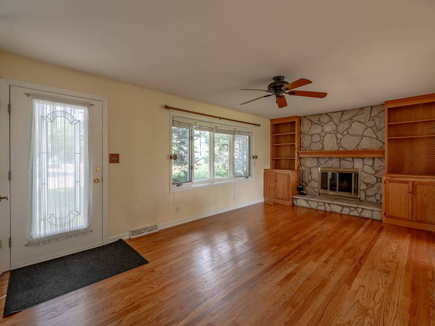 Cary, IL 60013,136 Ross AVE