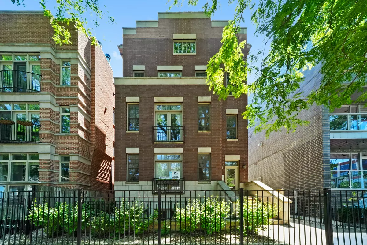 Chicago, IL 60657,1749 W Roscoe ST #1