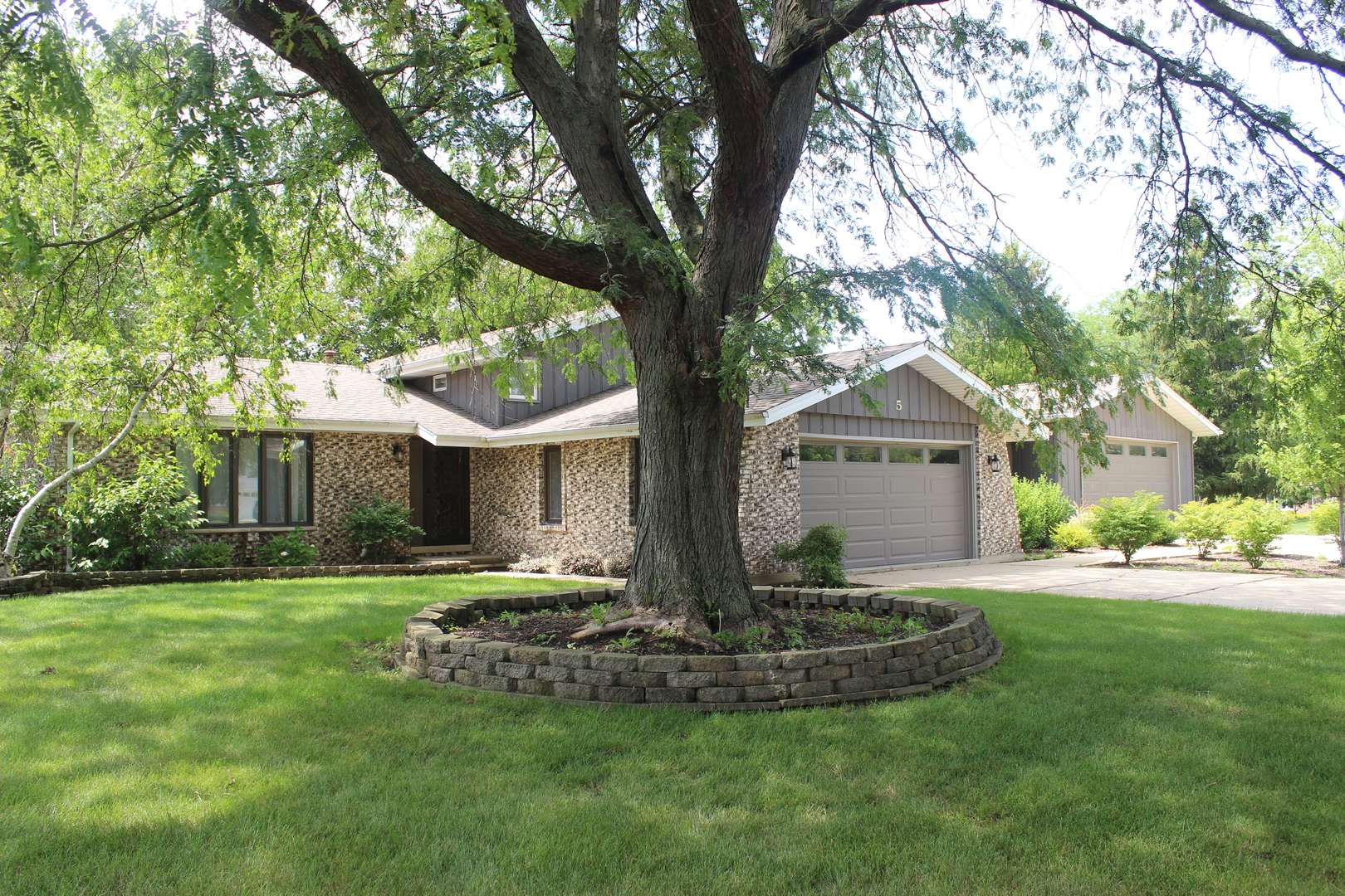 5 Nelson RD, New Lenox, IL 60451