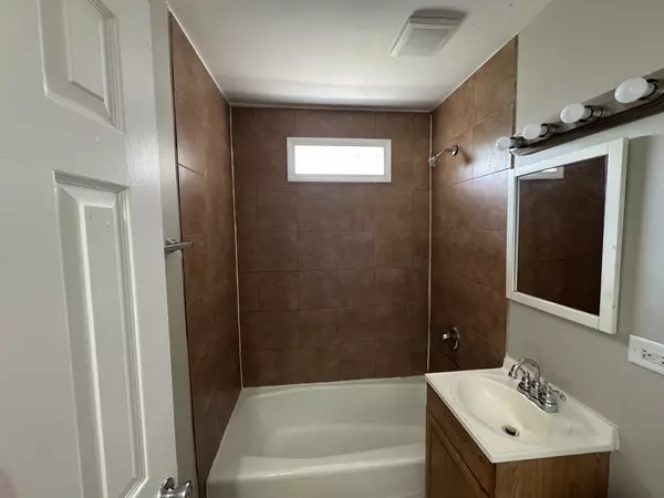 Lansing, IL 60438,18052 Commercial AVE