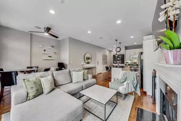 Chicago, IL 60618,3015 N Damen AVE #2