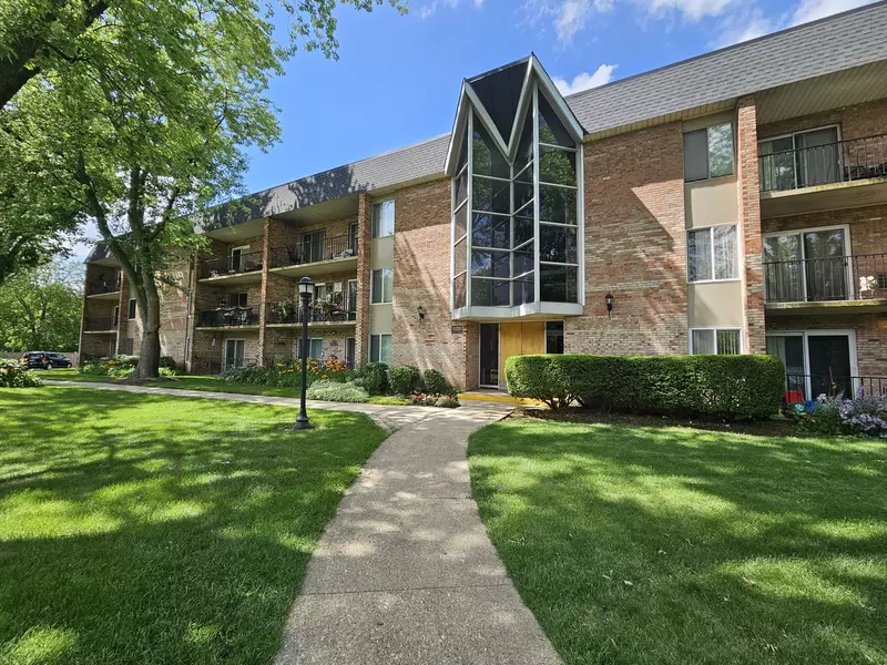 520 Burning Tree LN #111, Naperville, IL 60563