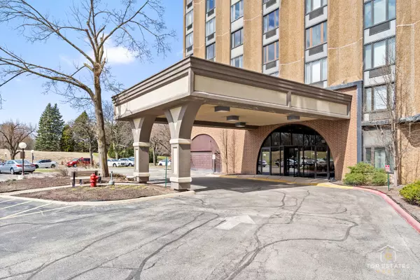 1 Renaissance PL #1121, Palatine, IL 60067