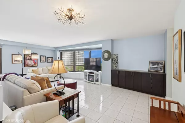 Chicago, IL 60615,5050 S East End AVE #9C