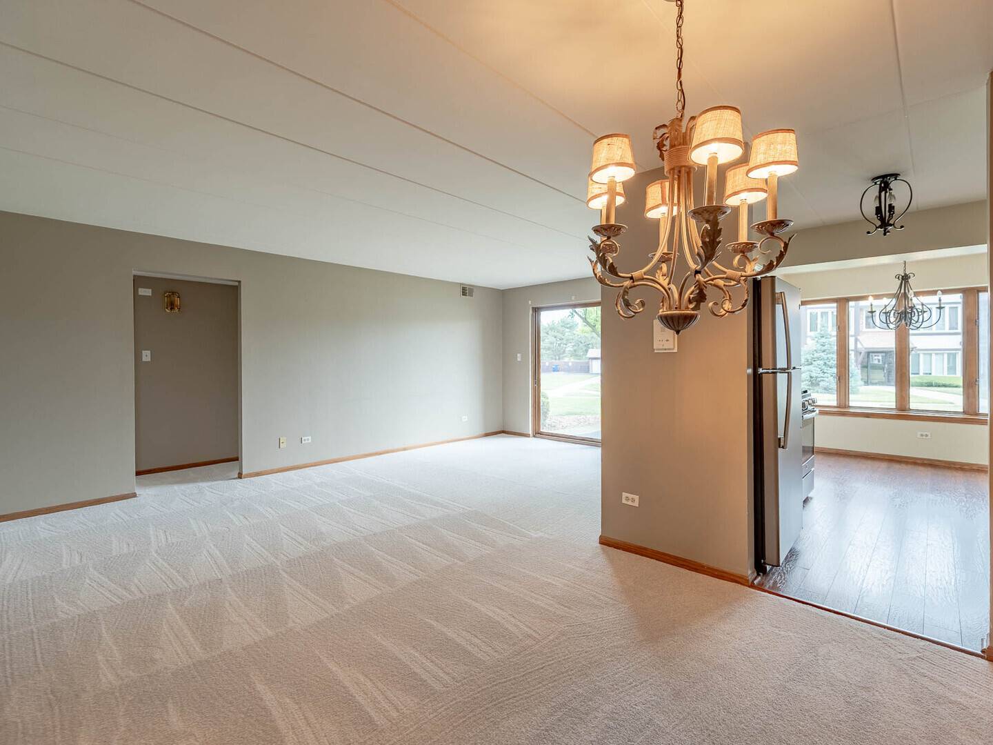 Crestwood, IL 60418,4948 Circle CT #704