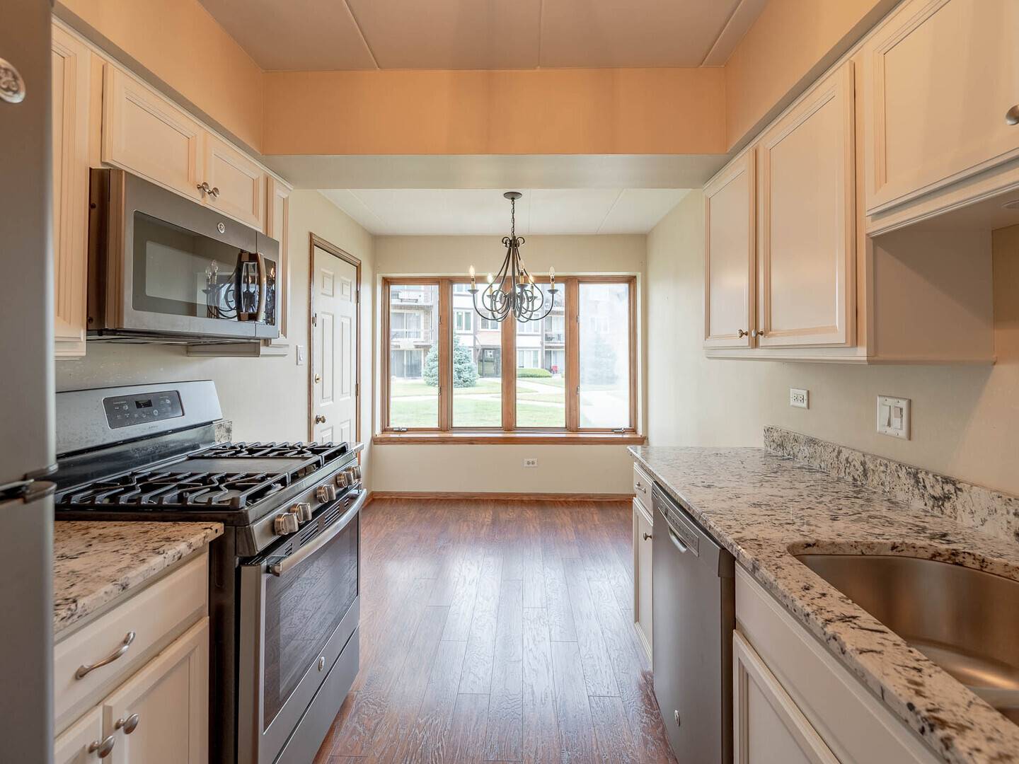 Crestwood, IL 60418,4948 Circle CT #704