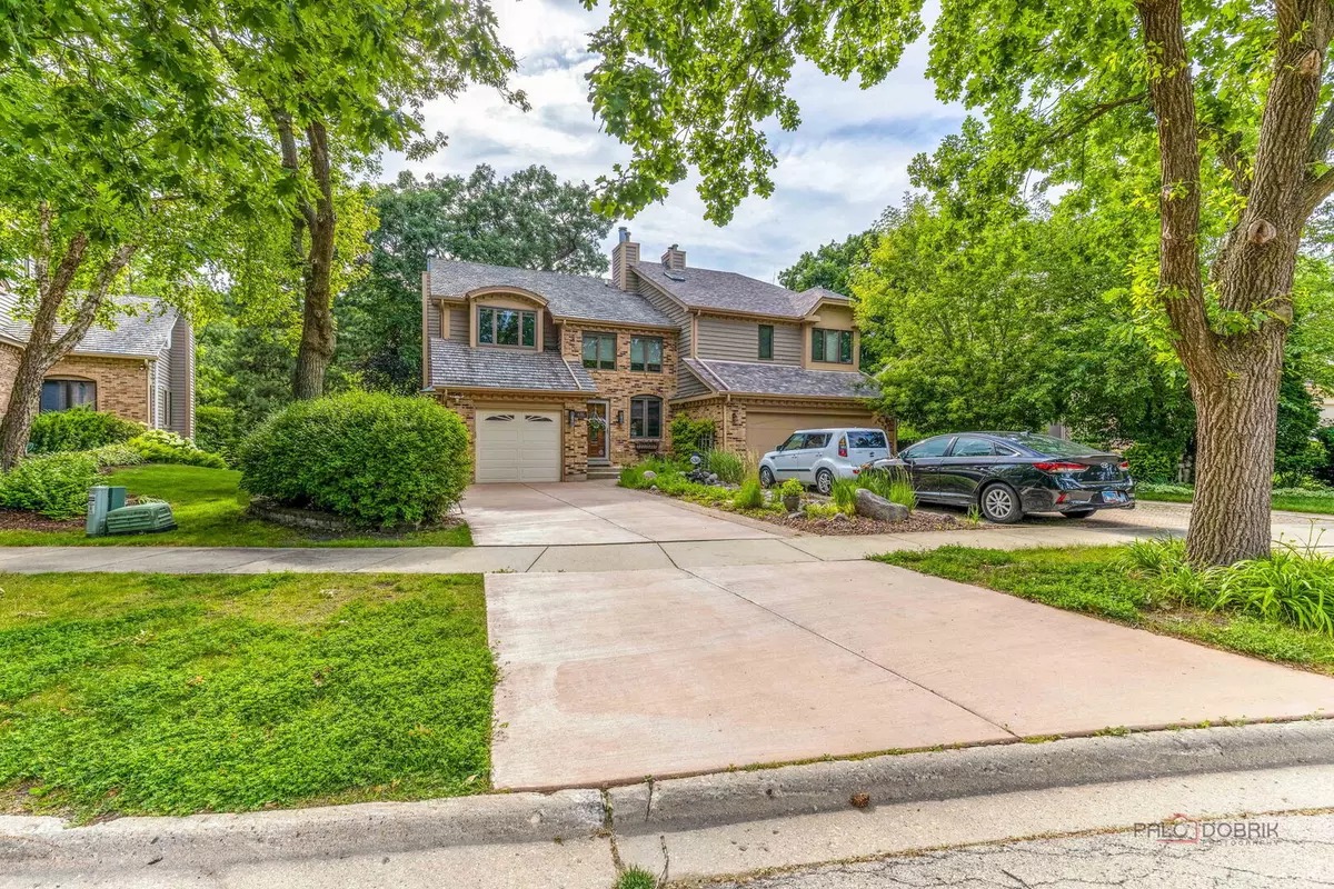 Roselle, IL 60172,636 Walnut Oaks DR