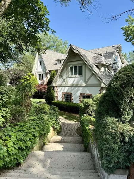 702 Bay RD, Mchenry, IL 60051