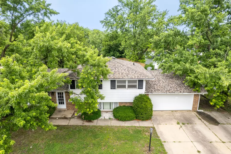 555 N Cherry DR, Glenwood, IL 60425