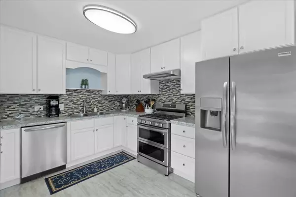 Round Lake Beach, IL 60073,424 E Shorewood RD