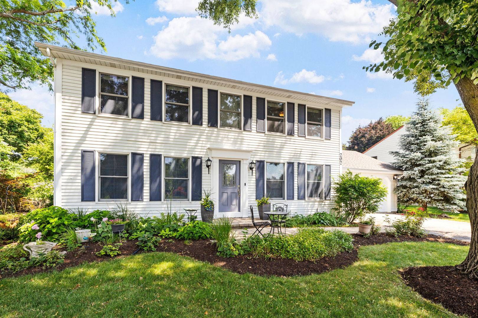 202 N Whispering Hills DR, Naperville, IL 60540