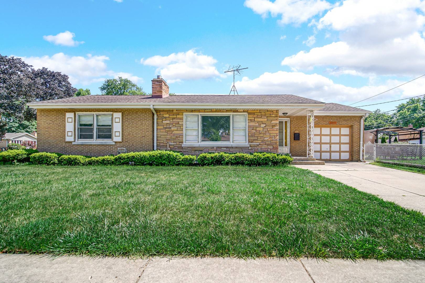 Morton Grove, IL 60053,8844 MANGO AVE