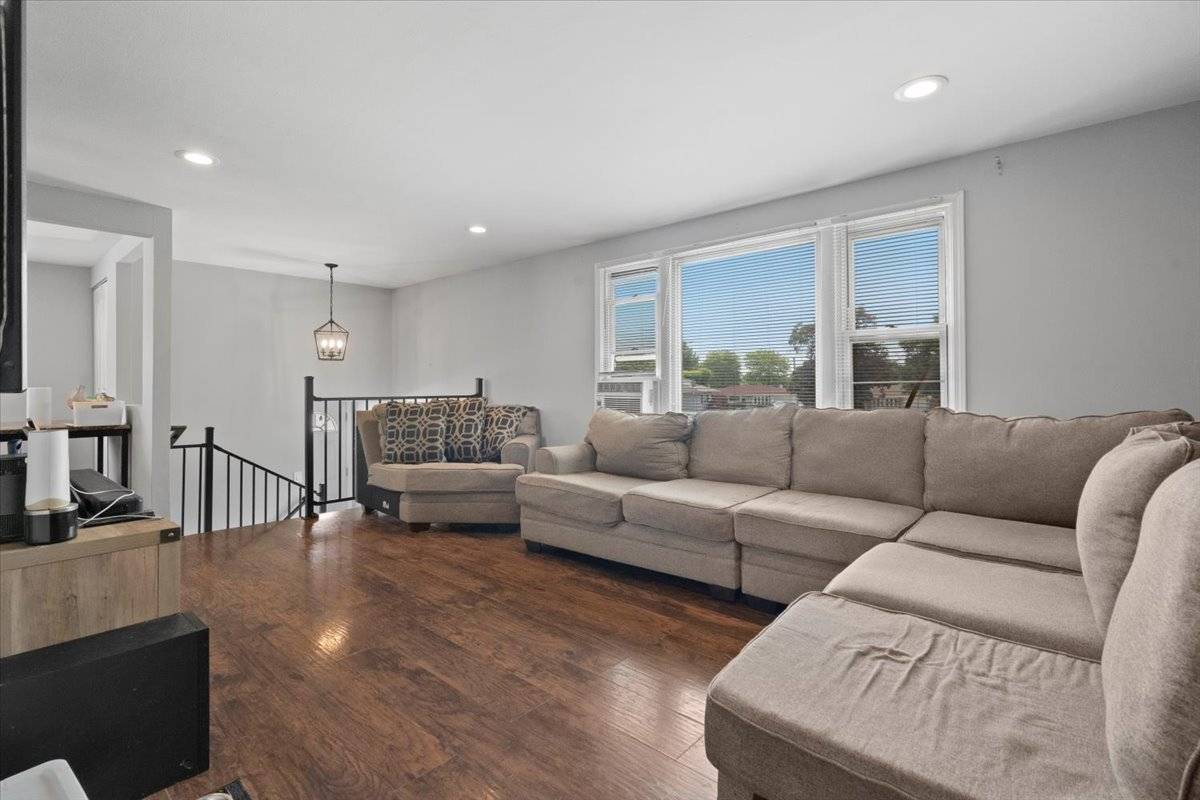 Waukegan, IL 60087,2116 Castle CT