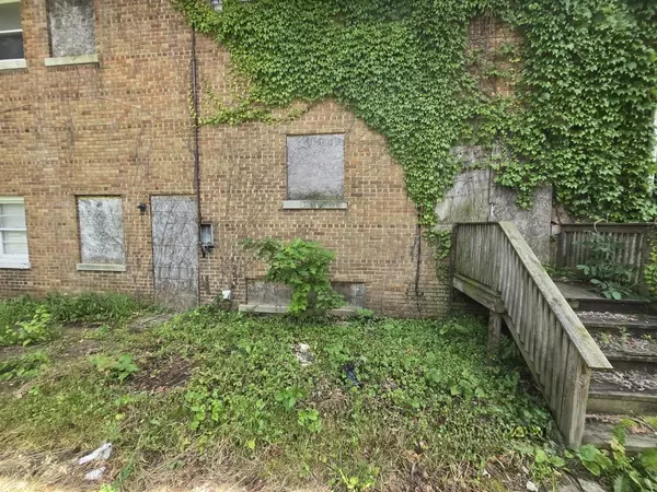 Chicago, IL 60649,2650 E 77th ST