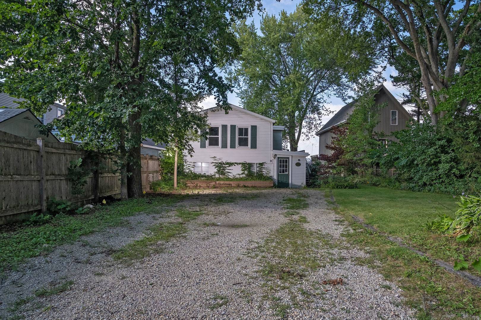 1 N MAPLE AVE, Fox Lake, IL 60020
