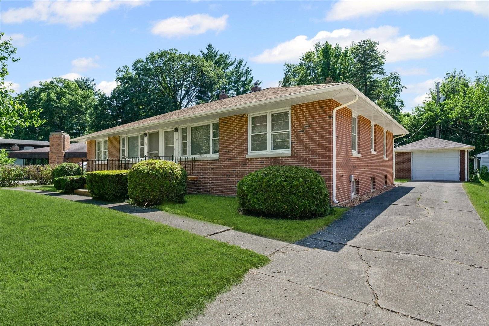 Champaign, IL 61820,1507 Grandview DR