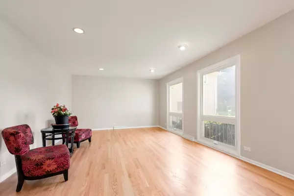 Wilmette, IL 60091,3528 Riverside DR