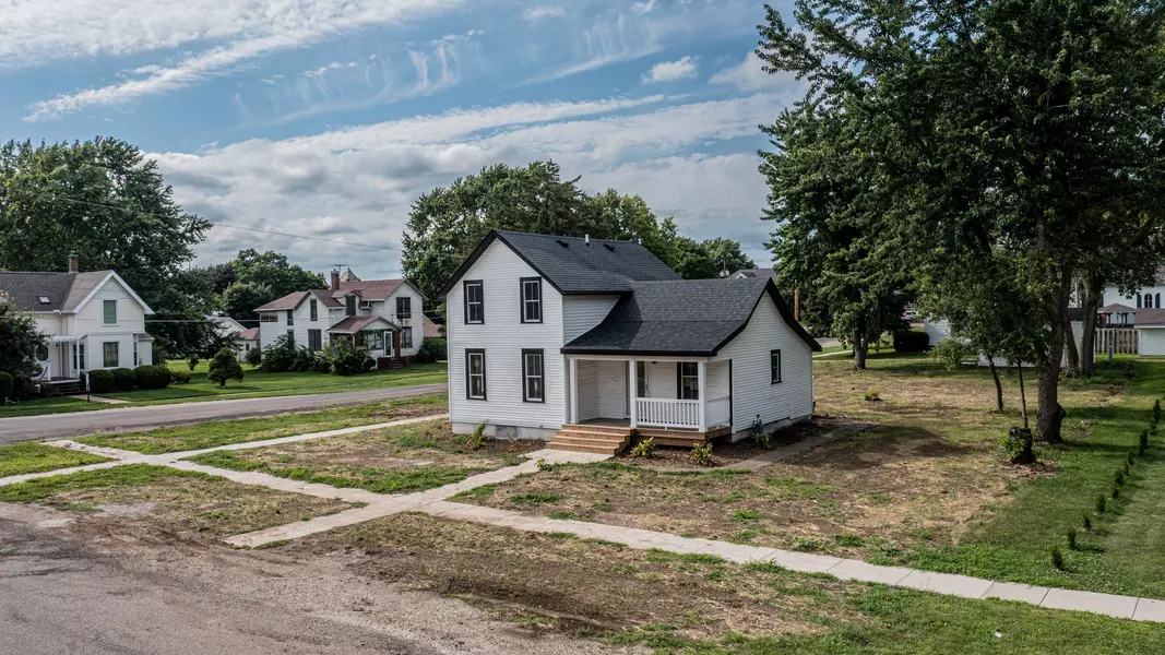 202 E Walnut ST, Sheffield, IL 61361