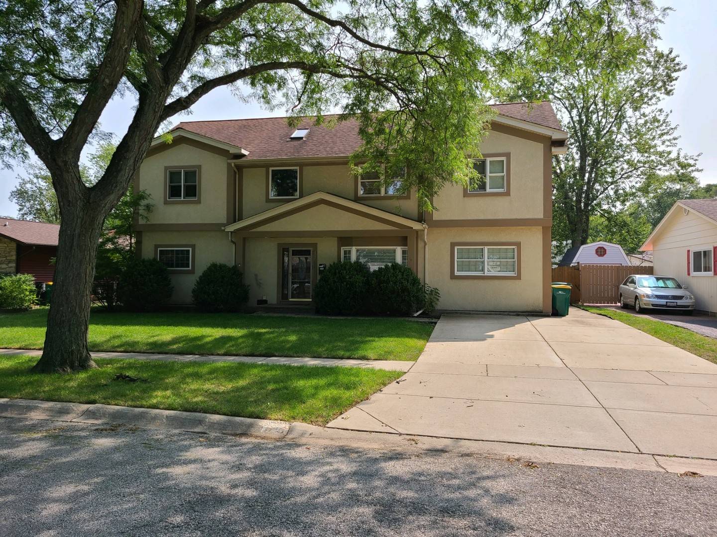 623 Willow LN, Elk Grove Village, IL 60007