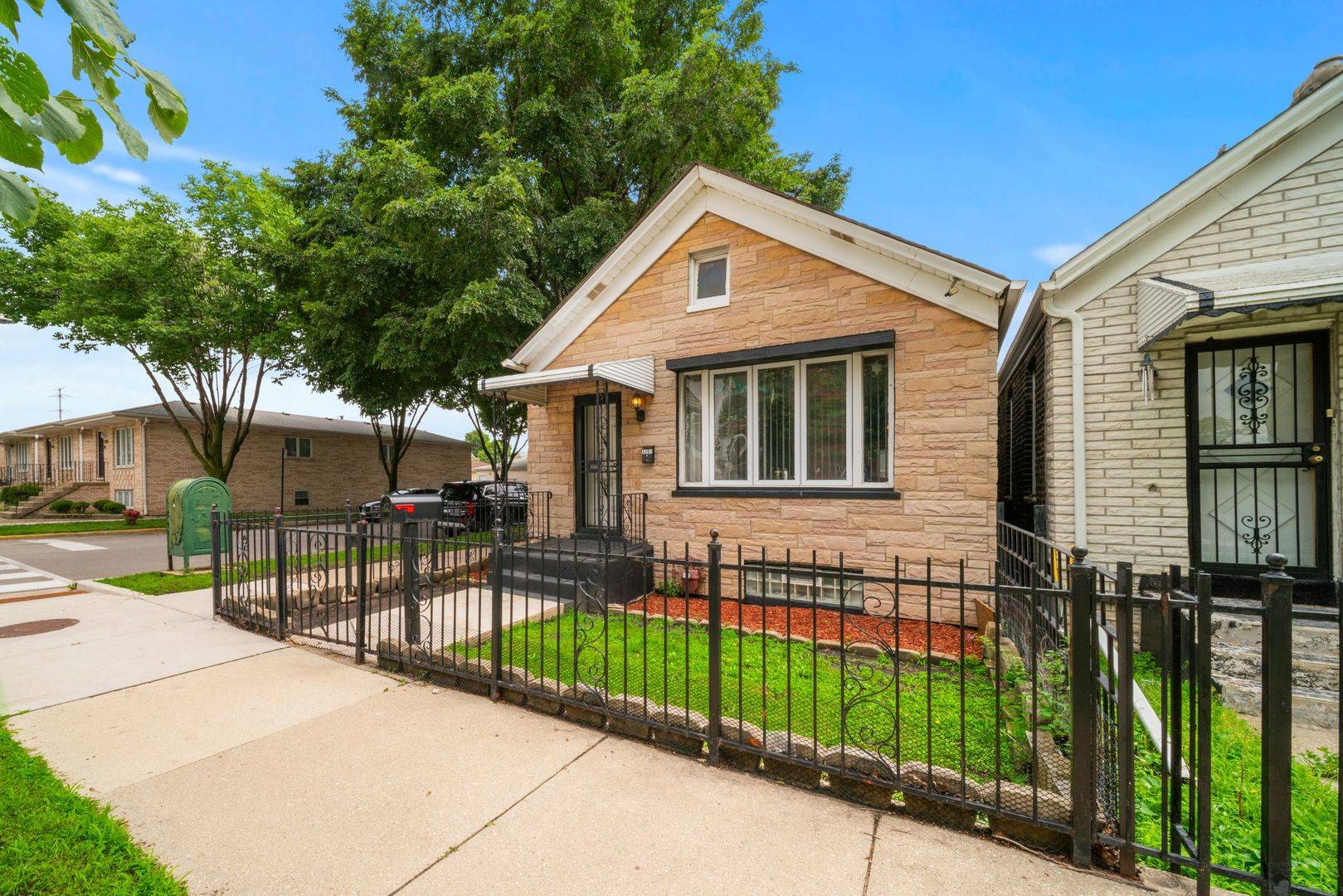 Chicago, IL 60608,3301 S HAMILTON AVE