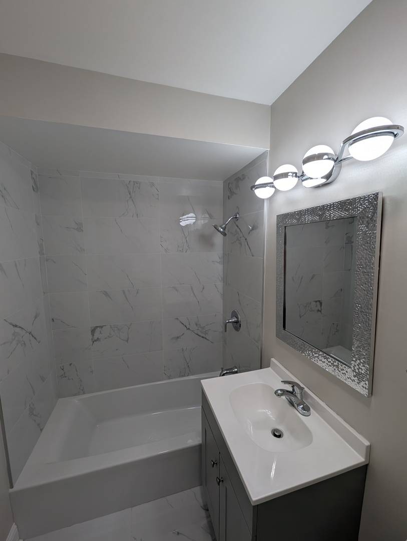 Schiller Park, IL 60176,9216 Seymour AVE #2E