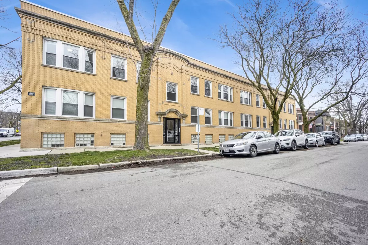 Chicago, IL 60618,3600 N Oakley AVE #1
