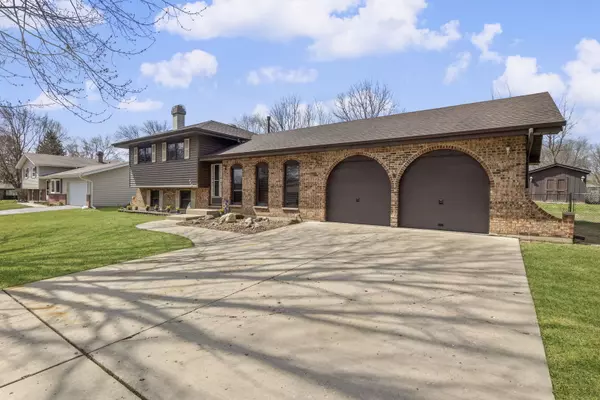 440 Charles CT, South Elgin, IL 60177