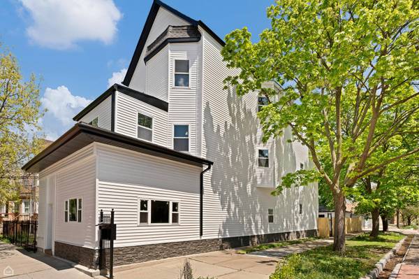 2901 N SACRAMENTO AVE, Chicago, IL 60618