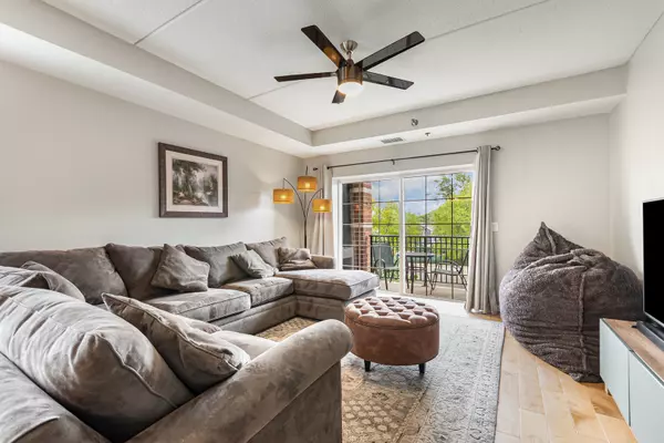 Palatine, IL 60067,390 W Mahogany CT #301