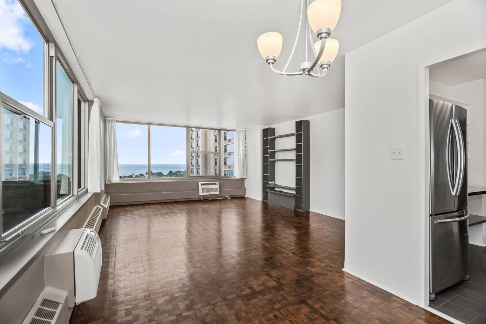 Chicago, IL 60657,360 W Wellington AVE #13E