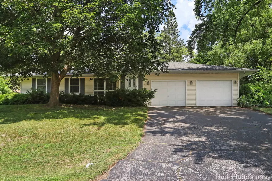 3320 W Skyway DR, Mchenry, IL 60050