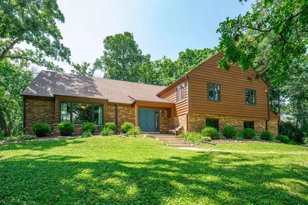 1313 Chatham LN, Woodstock, IL 60098