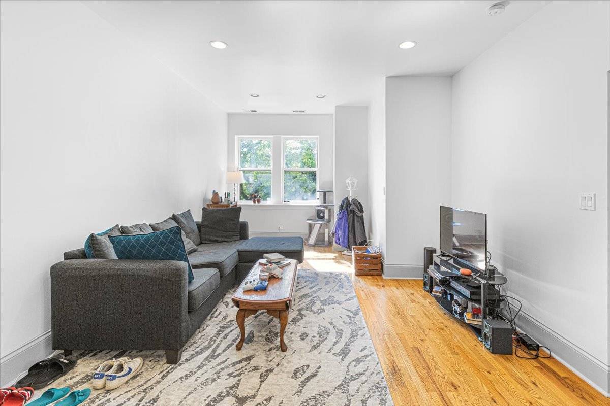 Chicago, IL 60625,4855 N Springfield AVE #3