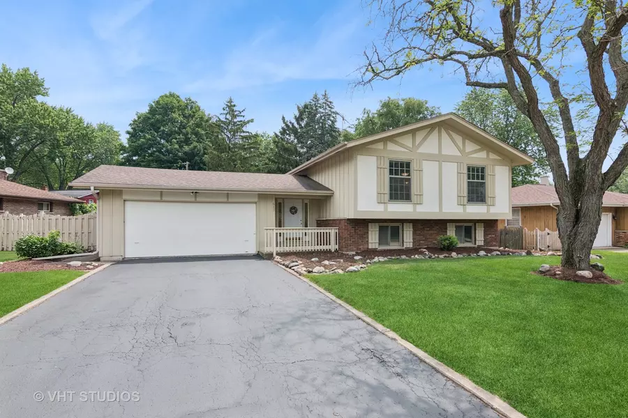 513 James CT, Algonquin, IL 60102