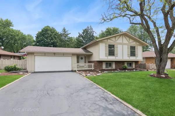 513 James CT, Algonquin, IL 60102