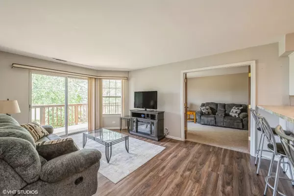 Palatine, IL 60067,260 W Lynn DR #7-5B