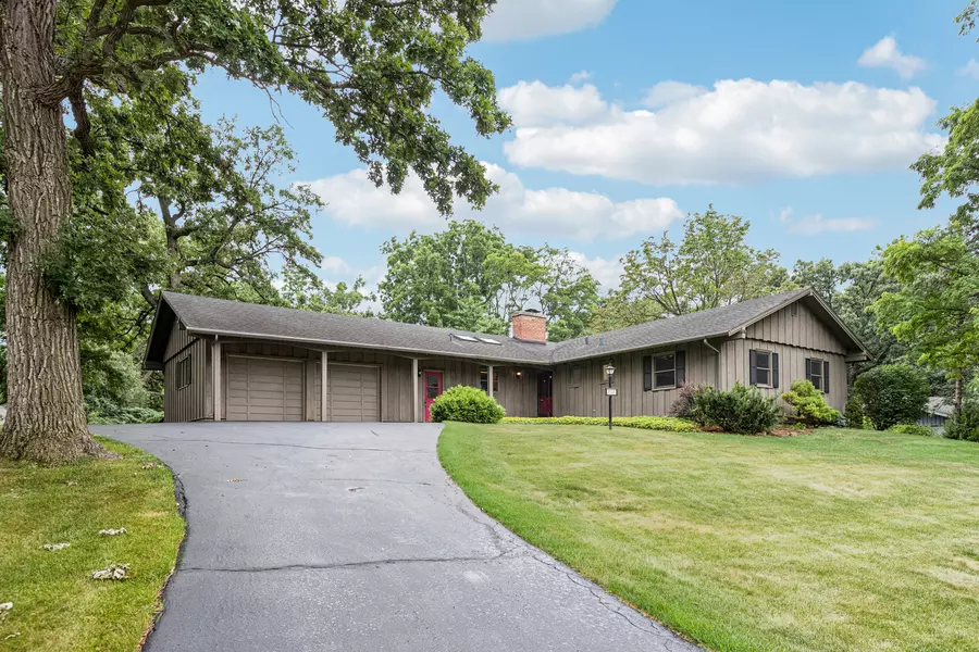 205 Sherwood RD, Elgin, IL 60120