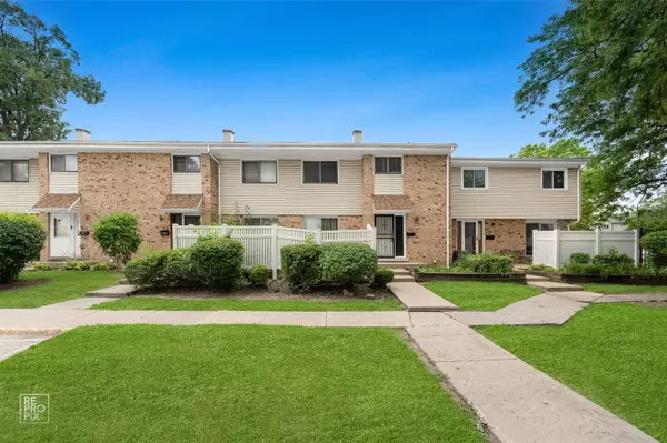 882 White Oak LN, University Park, IL 60484