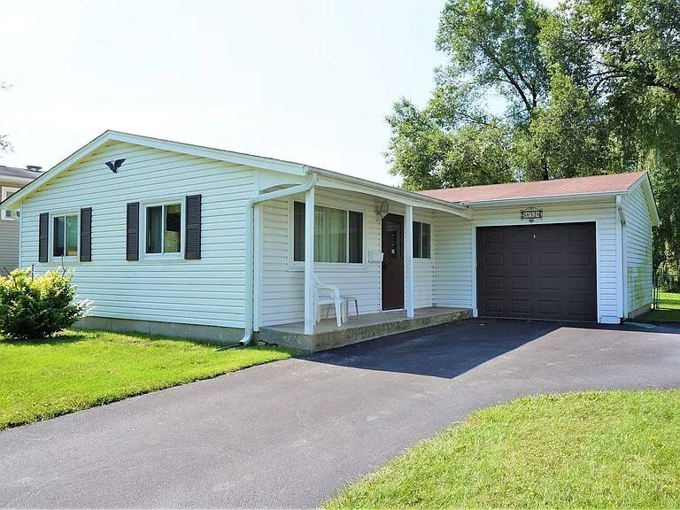 36526 N Edgewood DR, Gurnee, IL 60031