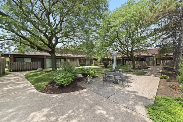 Glen Ellyn, IL 60137,485 Raintree CT #B