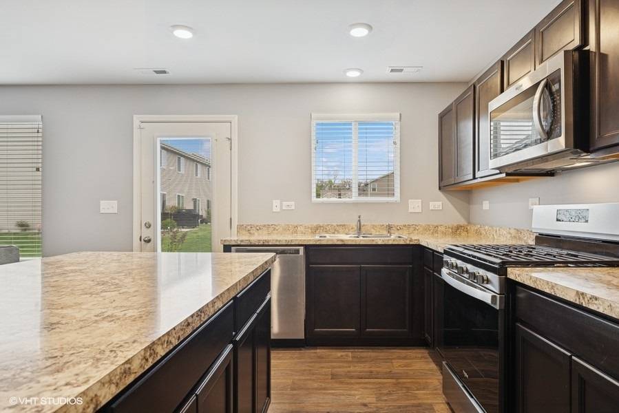 Cary, IL 60013,1169 Amber DR