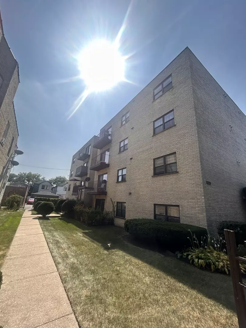 Chicago, IL 60625,2615 W Foster AVE #302