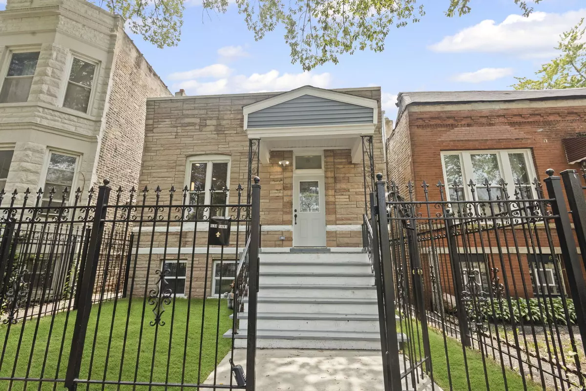 Chicago, IL 60624,4025 W Adams ST