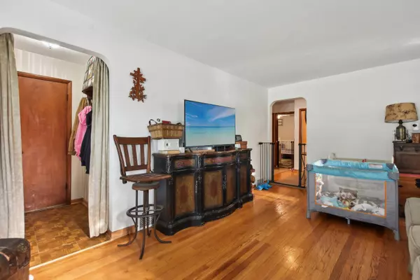 Chicago, IL 60641,4855 W Montrose AVE